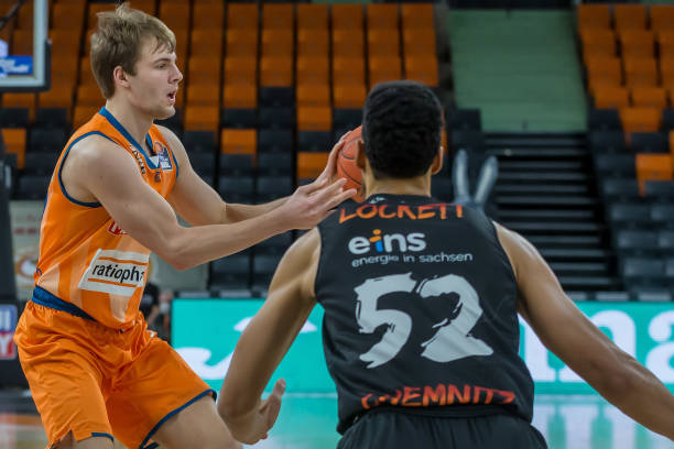 也是年轻一 也是年轻一